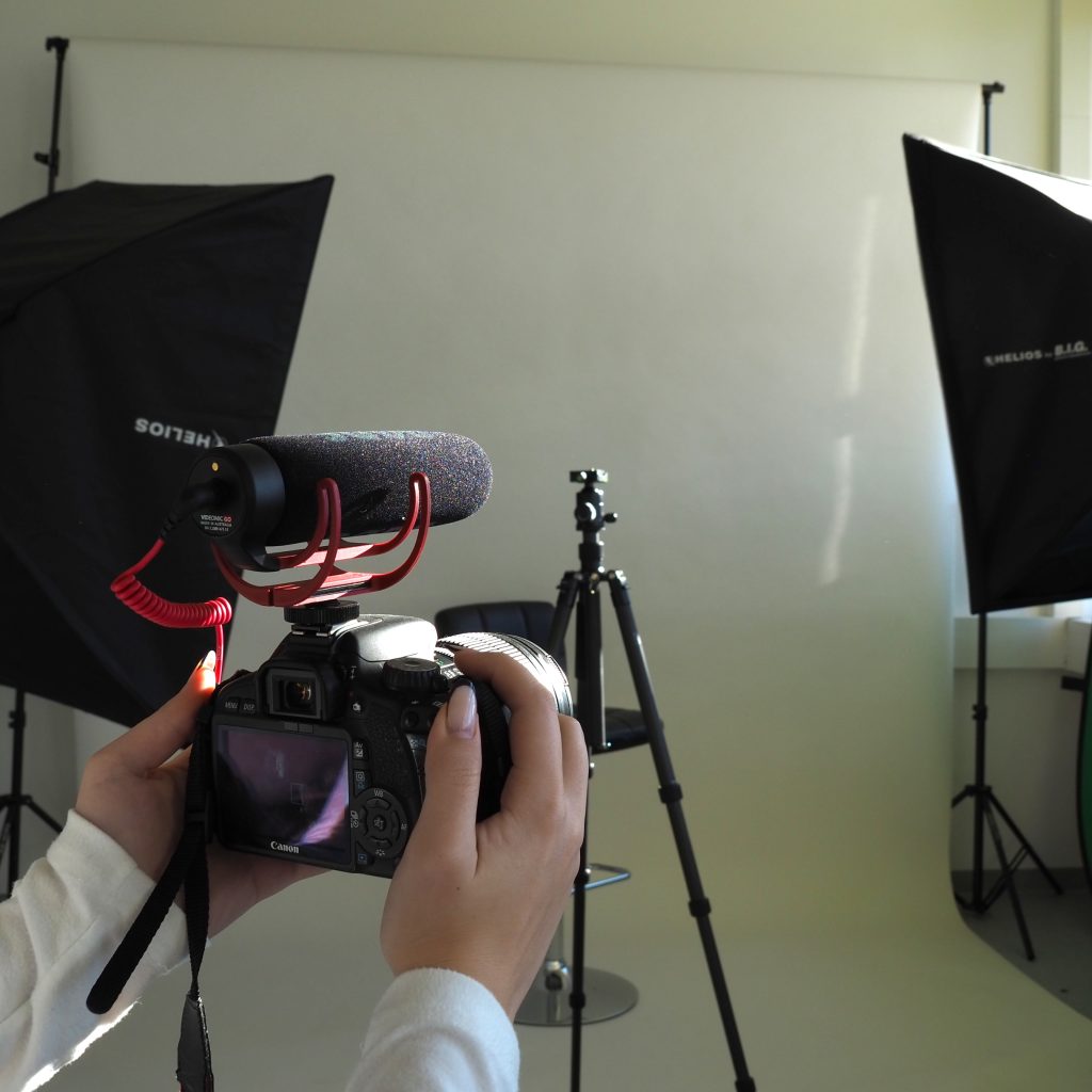 Kamera gerichtet auf Stativ und Lichtboxen